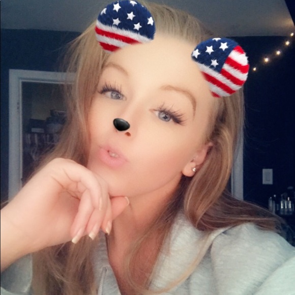 Meet Your Posher 🌻 - Picture 2 of 9